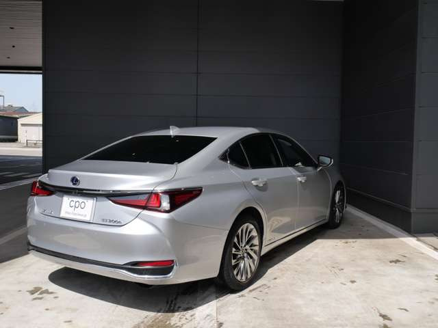 ES300h バージョンL