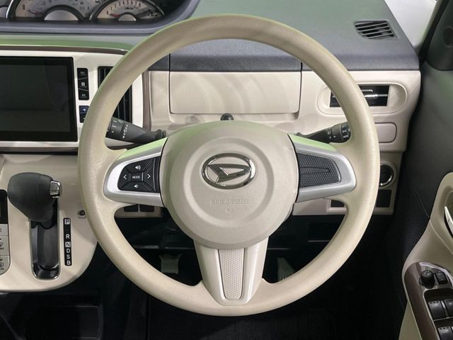 �C���e���A�ɍ��킹���f�U�C���̃X�e�A�����O�́A�^�]�������̂��Ƃ��l���A�^�]���₷���`��A�傫���ł��B�����x�A���ۂɐG���Ă��m���߂��������B