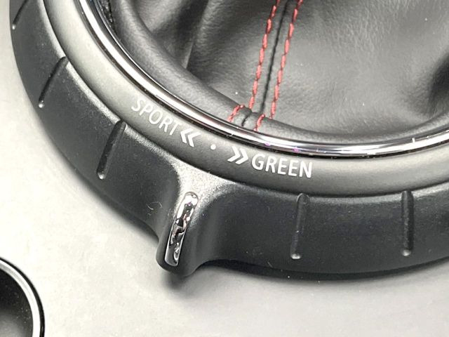��BMW���[�h�Z���N�g:�X�|�[�c���[�h�ł̓_�C�i�~�b�N�ȑ�����BECO PRO���[�h�ł́A�G���W�����X�|���X��V�t�g�^�C�~���O�̍œK���ɉ����A�G�A�R���̍쓮�������I�ɐ��䂵�A�R������ʂ�}�����܂��B