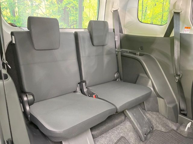 3列目シートはもちろん状態良好☆大人でもゆったりと座って頂けますので、大人数でのお出かけもラクラクです♪ご家族で、気の知れた仲間で、ドライブに行くのが楽しみですね♪