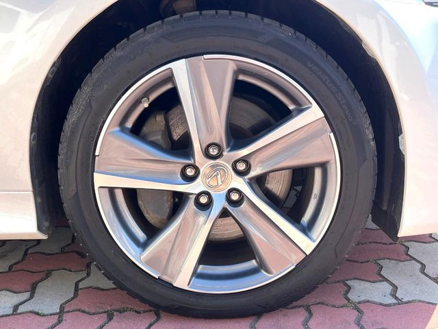 �y�����I�v�V����18�C���`�A���~�z�C�[���z�����I�v�V�����z�C�[���𑕒��B���s���\�̌���ɉ����A�O�ς����X�^�C���b�V���ɂȂ��Ă���