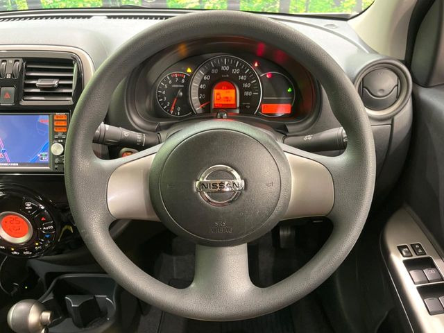 �C���e���A�ɍ��킹���f�U�C���̃X�e�A�����O�́A�^�]�������̂��Ƃ��l���A�^�]���₷���`��A�傫���ł��B�����x�A���ۂɐG���Ă��m���߂��������B