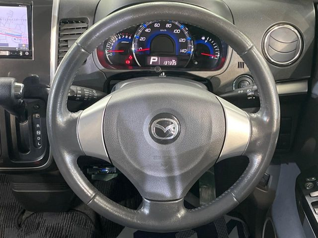 �C���e���A�ɍ��킹���f�U�C���̃X�e�A�����O�́A�^�]�������̂��Ƃ��l���A�^�]���₷���`��A�傫���ł��B�����x�A���ۂɐG���Ă��m���߂��������B