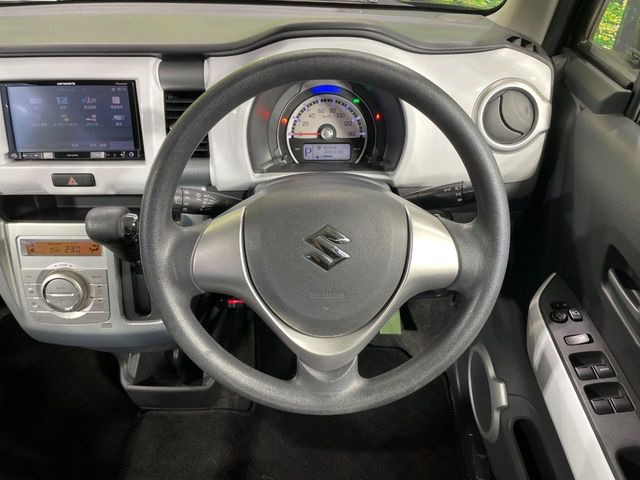 �C���e���A�ɍ��킹���f�U�C���̃X�e�A�����O�́A�^�]�������̂��Ƃ��l���A�^�]���₷���`��A�傫���ł��B�����x�A���ۂɐG���Ă��m���߂��������B