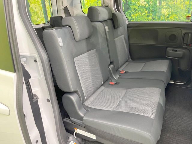 後部座席も気になるようなキズ・汚れやへたり等、大きなダメージはなく、良好な状態です。