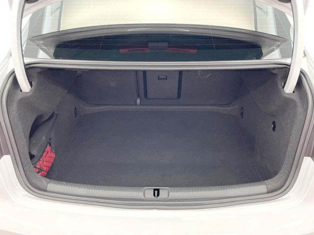 ●トランクルーム:趣味が広がる収容スペース!これだけの広さがあればお買い物やレジャーなどにも最適です!使用感も少なくきれいな状態を維持しております。