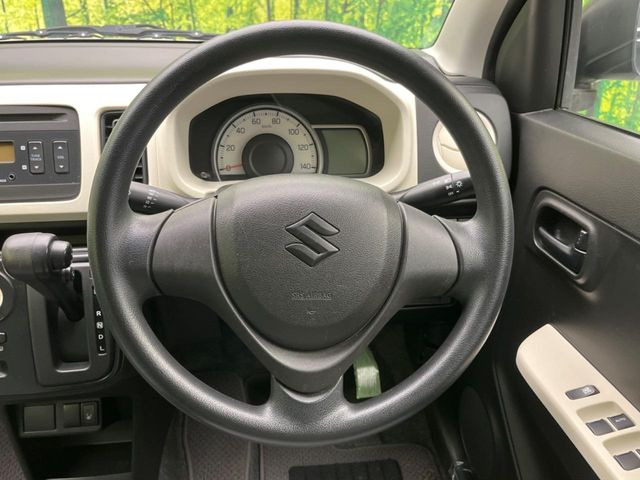 �C���e���A�ɍ��킹���f�U�C���̃X�e�A�����O�́A�^�]�������̂��Ƃ��l���A�^�]���₷���`��A�傫���ł��B�����x�A���ۂɐG���Ă��m���߂��������B