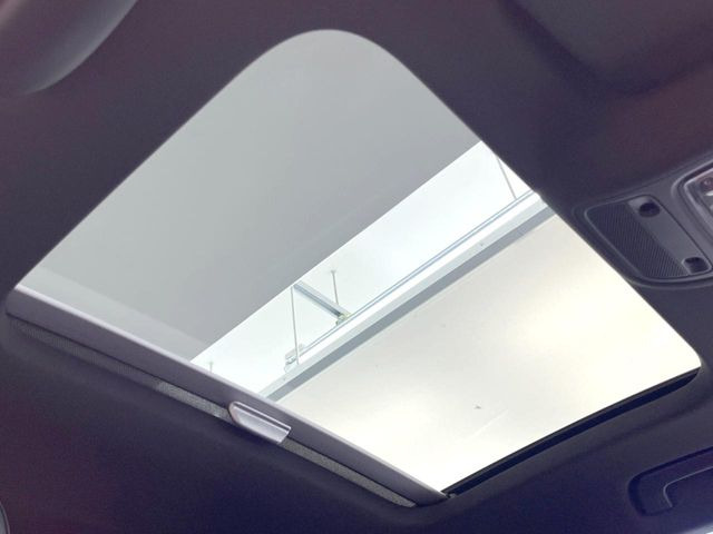 ●サンルーフ:開放感たっぷりの希少装備、サンルーフが装着されています!車内に明かりを取り入れたり景色を楽しむ以外にも、車内の空気も簡単に換気できて快適です!