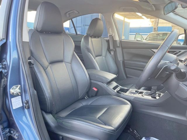 【黒革シート】上質な本革を使用し、高級感あふれる黒革シート。常に体に触れる部分だから、座り心地の良さにはこだわりたいですね♪汚れの付着や劣化を抑制する内装コーティング施工もおススメですよ♪