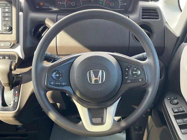 �C���e���A�ɍ��킹���f�U�C���̃X�e�A�����O�́A�^�]�������̂��Ƃ��l���A�^�]���₷���`��A�傫���ł��B�����x�A���ۂɐG���Ă��m���߂��������B