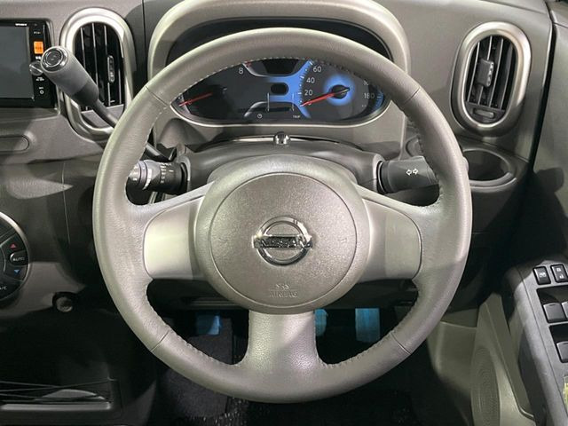 �C���e���A�ɍ��킹���f�U�C���̃X�e�A�����O�́A�^�]�������̂��Ƃ��l���A�^�]���₷���`��A�傫���ł��B�����x�A���ۂɐG���Ă��m���߂��������B