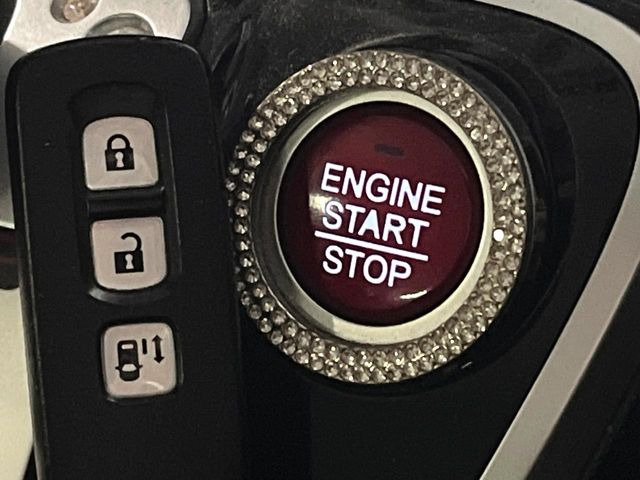 �yHonda�X�}�[�g�L�[�z�J�o����|�P�b�g�ɓ��ꂽ�܂܂ł��h�A�̎{���E�������\�ȃX�}�[�g�L�[�𑕔��B�G���W���̃I���E�I�t�����J�M�����o���K�v����������Ƃ��Ă��֗��ł���