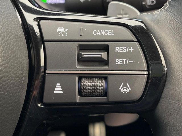 【アダプティブクルーズコントロール】高速道路での長距離走行が楽に!!自動で速度を保つクルーズコントロールが、衝突軽減システムと連携し、前方の車両を感知して車間を保つように速度調節してくれます!!