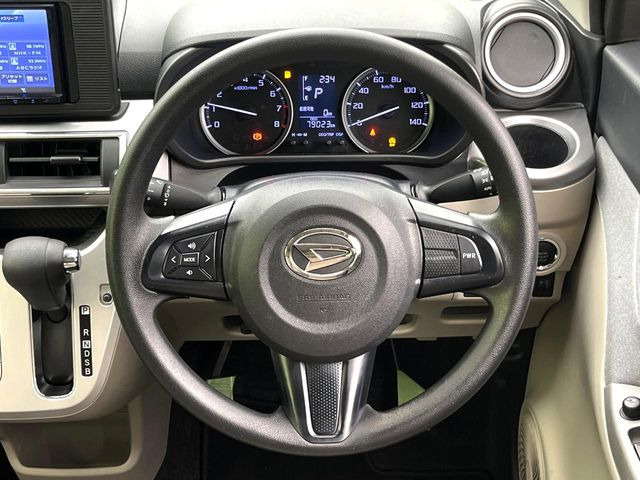�C���e���A�ɍ��킹���f�U�C���̃X�e�A�����O�́A�^�]�������̂��Ƃ��l���A�^�]���₷���`��A�傫���ł��B�����x�A���ۂɐG���Ă��m���߂��������B