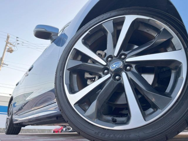 【純正18インチアルミホイール】外観にマッチした純正アルミホイールを装着しております。各種社外アルミホイールや、スタッドレスタイヤも取扱いしております。是非ご相談ください♪