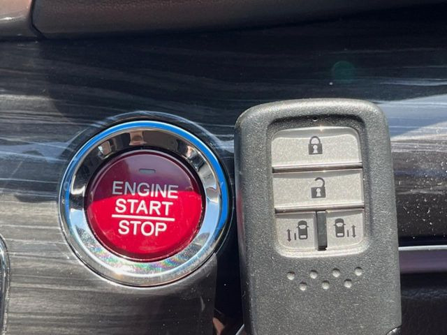 �yHonda�X�}�[�g�L�[�z�J�o����|�P�b�g�ɓ��ꂽ�܂܂ł��h�A�̎{���E�������\�ȃX�}�[�g�L�[�𑕔��B�G���W���̃I���E�I�t�����J�M�����o���K�v����������Ƃ��Ă��֗��ł���