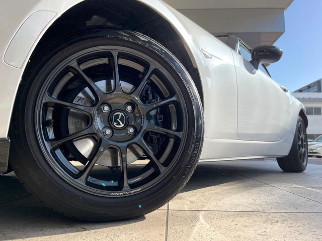 �y����16�C���`�A���~�z�C�[���z�O�ςɃ}�b�`���������A���~�z�C�[���𑕒����Ă���܂��B�e��ЊO�A���~�z�C�[����A�X�^�b�h���X�^�C�����戵�����Ă���܂��B���񂲑��k����������