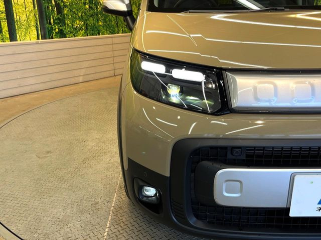 【LEDヘッドライト】悪天候や夜間走行時も良好な視界を確保し安心して運転できる高輝度LEDヘッドライトを装備!点灯速度が早く、消費電力も抑えられています。