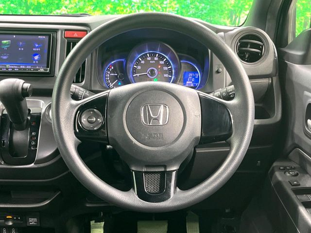 �C���e���A�ɍ��킹���f�U�C���̃X�e�A�����O�́A�^�]�������̂��Ƃ��l���A�^�]���₷���`��A�傫���ł��B�����x�A���ۂɐG���Ă��m���߂��������B