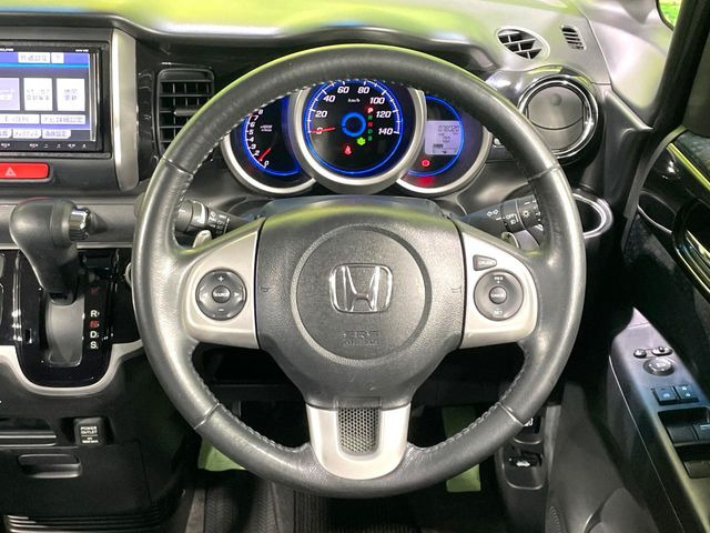 �C���e���A�ɍ��킹���f�U�C���̃X�e�A�����O�́A�^�]�������̂��Ƃ��l���A�^�]���₷���`��A�傫���ł��B�����x�A���ۂɐG���Ă��m���߂��������B