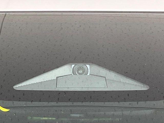 【ホンダセンシング】走行中に前方の車両等を認識し、衝突しそうな時は警報とブレーキで衝突回避と被害軽減をアシスト。より安全にドライブをお楽しみいただけます。