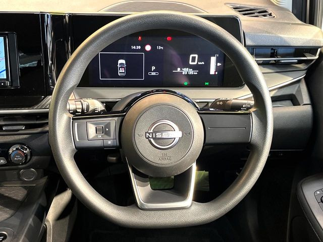 �C���e���A�ɍ��킹���f�U�C���̃X�e�A�����O�́A�^�]�������̂��Ƃ��l���A�^�]���₷���`��A�傫���ł��B�����x�A���ۂɐG���Ă��m���߂��������B