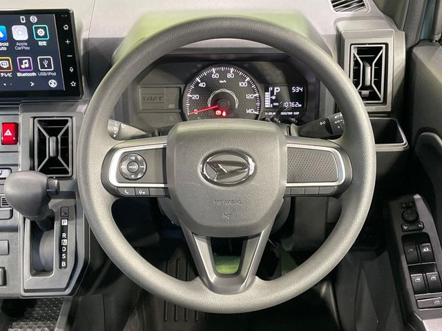 �C���e���A�ɍ��킹���f�U�C���̃X�e�A�����O�́A�^�]�������̂��Ƃ��l���A�^�]���₷���`��A�傫���ł��B�����x�A���ۂɐG���Ă��m���߂��������B
