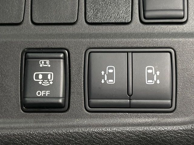 【両側パワースライドドア】スマートキーや運転席のスイッチで後席両側スライドドアの開閉が可能♪電動だから力を入れてドアを開ける必要が無く、小さなお子様でも簡単に開け閉めでき快適です♪