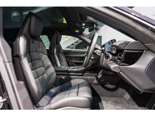 タイカンクロスツーリスモ4 4+1シート 4WD