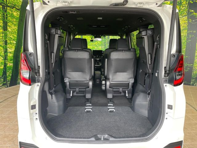 後席を格納すると、これだけの広さが!シーンに合わせたシートアレンジで、大きな荷物も積むことが出来ます♪