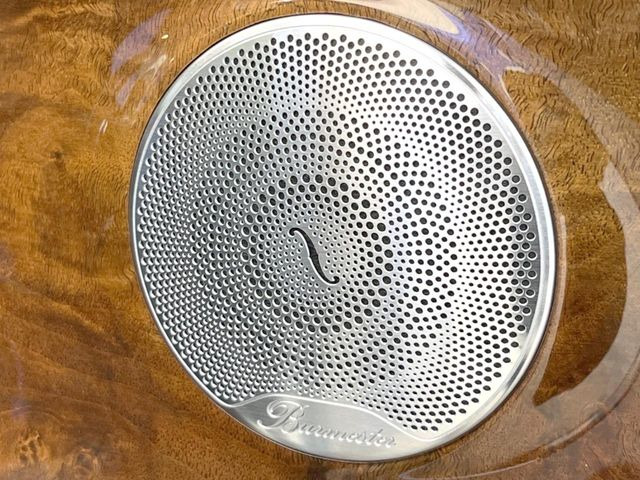 ●Burmesterサラウンドシステム:ハイエンドオーディオ専門メーカーが手掛ける車専用のプレミアムスピーカーを装備。多数のスピーカーから、音の粒立ちまで分かる高品質な音楽をお楽しみいただけます。