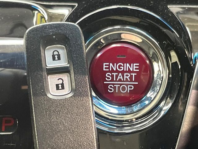 �yHonda�X�}�[�g�L�[�z�J�o����|�P�b�g�ɓ��ꂽ�܂܂ł��h�A�̎{���E�������\�ȃX�}�[�g�L�[�𑕔��B�G���W���̃I���E�I�t�����J�M�����o���K�v����������Ƃ��Ă��֗��ł���