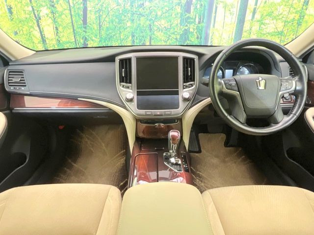 クラウンハイブリッド 2.5 ロイヤルサルーン