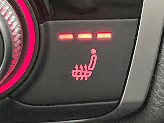 ●フロントシートヒーティング:運転席・助手席共に三段階で調節が可能なシートヒーターを装備しております。季節を問わず快適にご使用いただけます。