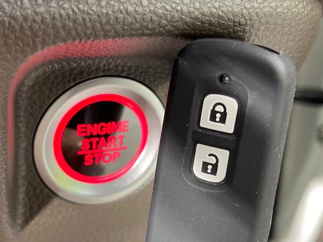 【Hondaスマートキー】カバンやポケットに入れたままでもドアの施錠・解錠が可能なスマートキーを装備。エンジンのオン・オフ時もカギを取り出す必要が無いからとっても便利です♪