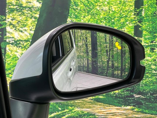 【ブラインドスポットインフォメーション】走行中、ドアミラーの死角になりやすい箇所に後続車が接近するとサイドミラー付近に警告を表示、ドライバーに注意喚起をしてくれます。