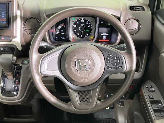 インテリアに合わせたデザインのステアリングは、運転される方のことも考え、運転しやすい形状、大きさです。是非一度、実際に触ってお確かめください。