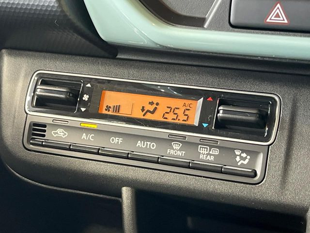 【オートエアコン】一度お好みの温度に設定すれば、車内の温度を検知し風量や温度を自動で調整。暑い&hellip;寒い&hellip;と何度もスイッチ操作をする必要はありません。快適な車内空間には必須の機能ですね♪