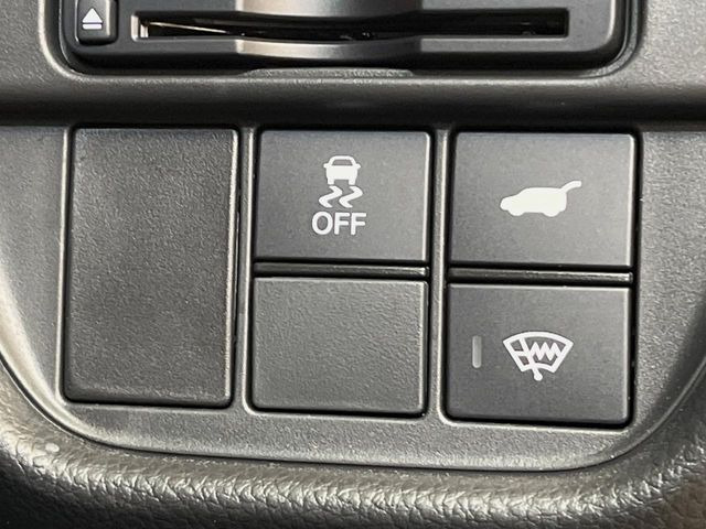 【パワーバックドア】スマートキーや運転席のボタンを押すだけでリアゲートが自動で開閉します!荷物を持っている時や、高い位置にあるバックドアを閉める際に便利な機能です♪