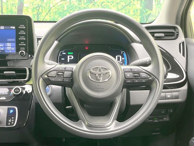 �C���e���A�ɍ��킹���f�U�C���̃X�e�A�����O�́A�^�]�������̂��Ƃ��l���A�^�]���₷���`��A�傫���ł��B�����x�A���ۂɐG���Ă��m���߂��������B