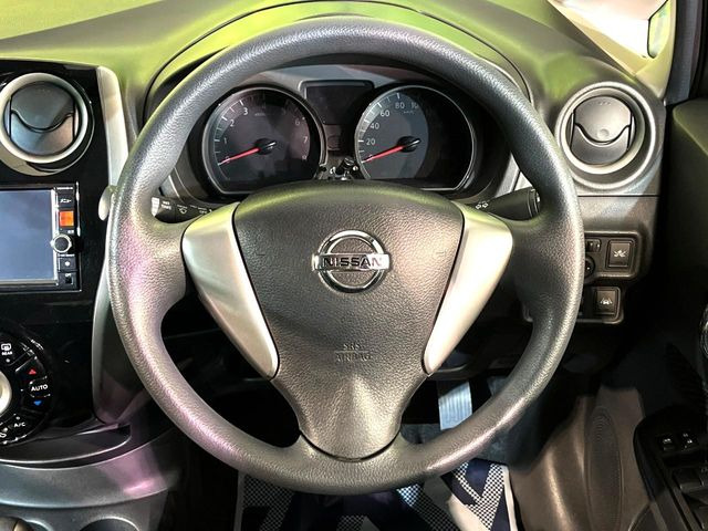 �C���e���A�ɍ��킹���f�U�C���̃X�e�A�����O�́A�^�]�������̂��Ƃ��l���A�^�]���₷���`��A�傫���ł��B�����x�A���ۂɐG���Ă��m���߂��������B