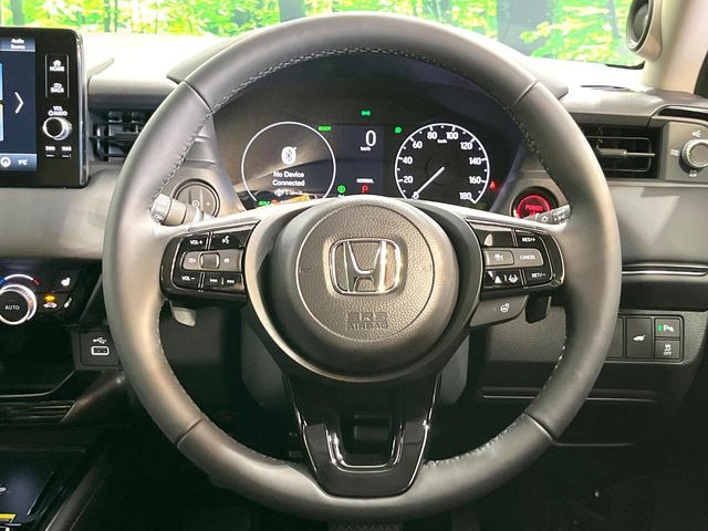 �C���e���A�ɍ��킹���f�U�C���̃X�e�A�����O�́A�^�]�������̂��Ƃ��l���A�^�]���₷���`��A�傫���ł��B�����x�A���ۂɐG���Ă��m���߂��������B