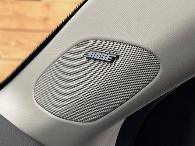 【BOSEサウンドシステム】メーカーオプションの高品位サウンドシステムを搭載。専用のチューニングが施された大小様々なスピーカーから良質なサウンドが奏でられ、臨場感あふれる音響空間を演出します。