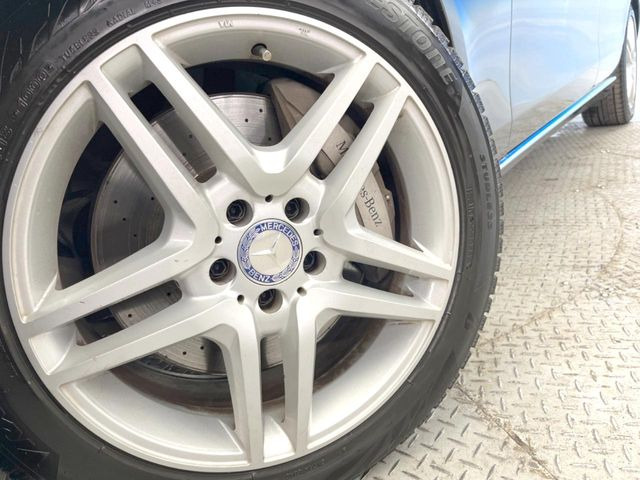 ●純正18インチアルミホイール:輸入車ならではの卓越した走りを支えるホイールと足回りです!日本車の走りに慣れている方にもぜひ体感して頂きたいほど、高いレベルでまとまっています!