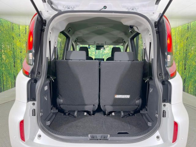 普段のお買い物や通勤、送迎等に十分な荷室スペースを確保しております。セカンドシートを倒すと、大きな荷物の積載も可能です♪
