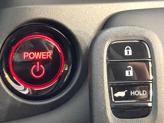 �yHonda�X�}�[�g�L�[�z�J�o����|�P�b�g�ɓ��ꂽ�܂܂ł��h�A�̎{���E�������\�ȃX�}�[�g�L�[�𑕔��B�G���W���̃I���E�I�t�����J�M�����o���K�v����������Ƃ��Ă��֗��ł���