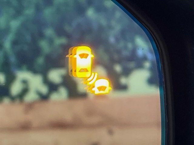 【ブラインドスポットインフォメーション】走行中、ドアミラーの死角になりやすい箇所に後続車が接近するとサイドミラー付近に警告を表示、ドライバーに注意喚起をしてくれます。