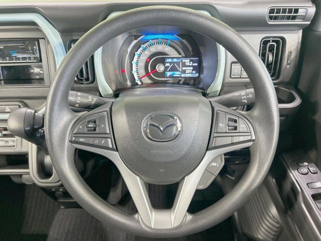�C���e���A�ɍ��킹���f�U�C���̃X�e�A�����O�́A�^�]�������̂��Ƃ��l���A�^�]���₷���`��A�傫���ł��B�����x�A���ۂɐG���Ă��m���߂��������B