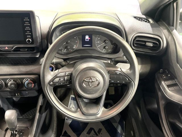 �C���e���A�ɍ��킹���f�U�C���̃X�e�A�����O�́A�^�]�������̂��Ƃ��l���A�^�]���₷���`��A�傫���ł��B�����x�A���ۂɐG���Ă��m���߂��������B
