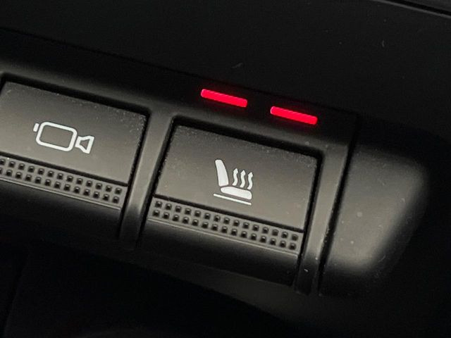 ●フロントシートヒーティング:運転席・助手席共に三段階で調節が可能なシートヒーターを装備しております。季節を問わず快適にご使用いただけます。